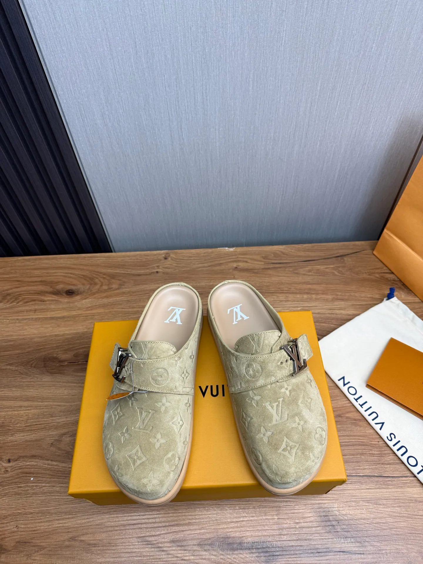 Men's shoes 💰520💰 Lv. hot selling men's slippers 🔥 🩴Official website one to one production 38-45 sizes 45 46 🉑️Customized!